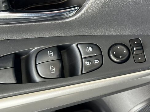 Used 2019 Nissan Kicks SV image 17