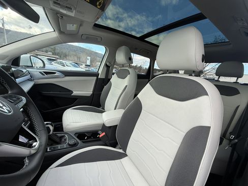 New 2026 Volkswagen Taos SE AWD/4WD image 11