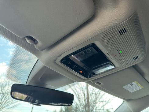 Used 2025 Volkswagen Atlas SE image 24