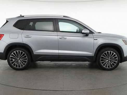 Used 2025 Volkswagen Taos SE image 11