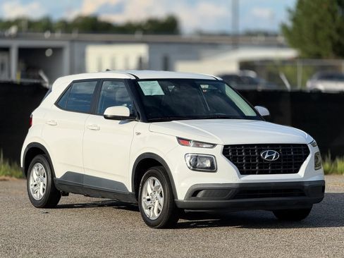 Used 2021 Hyundai Venue SE FWD image 1