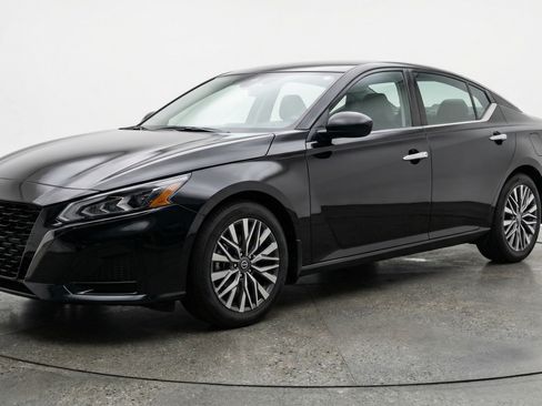 Used 2025 Nissan Altima 2.5 SV image 3