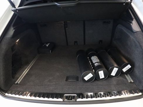 Used 2025 Bentley Bentayga image 27