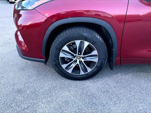 Used 2023 Toyota Highlander XLE FWD image 4