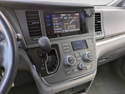 Used 2017 Toyota Sienna LE image 15