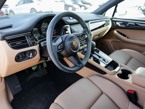 Used 2025 Porsche Macan image 4