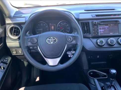 Used 2018 Toyota RAV4 LE FWD image 5
