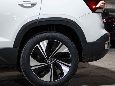 New 2025 Volkswagen Taos SE image 4