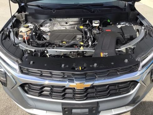 Used 2025 Chevrolet Trax LT FWD image 38