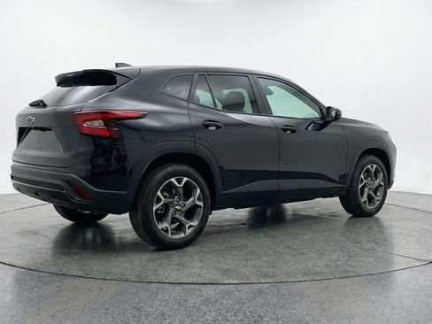 Used 2025 Chevrolet Trax LT w/ LT Convenience Package image 9