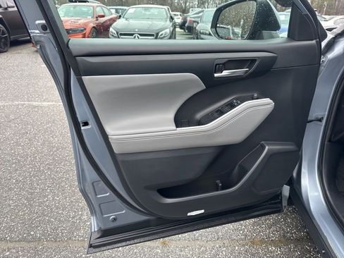 Used 2021 Toyota Highlander XLE image 27
