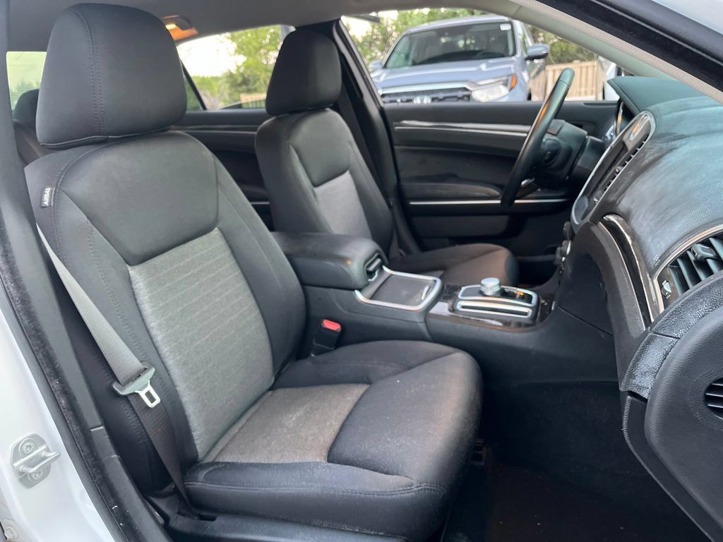 Used 2020 Chrysler 300 Touring w/ Chrome Appearance Package RWD image 26