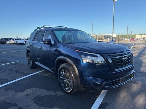 Used 2022 Nissan Pathfinder SV w/ SV Black Package image 6