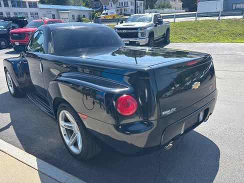Used 2004 Chevrolet SSR w/ Preferred Equipment Group RWD image 5