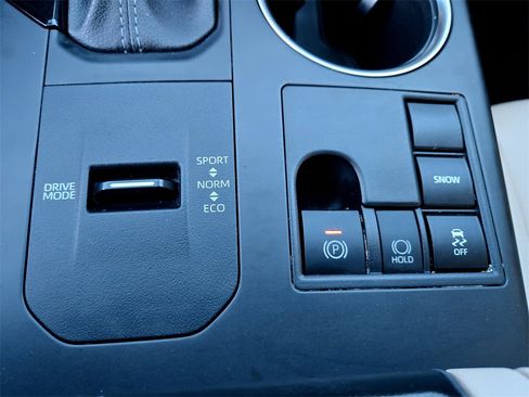 Used 2023 Toyota Highlander XLE image 24