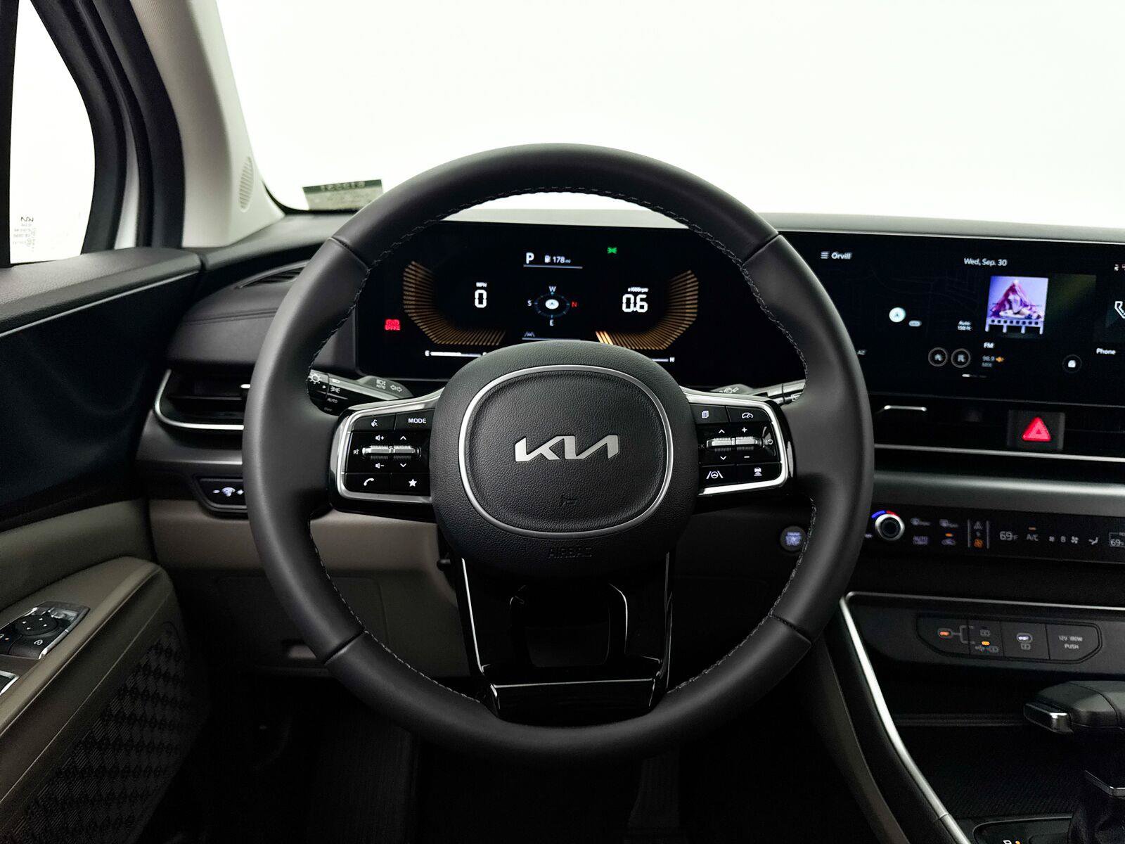 Used 2026 Kia Carnival FWD image 4
