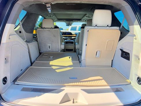 Used 2021 Cadillac Escalade Premium Luxury Platinum AWD/4WD image 9