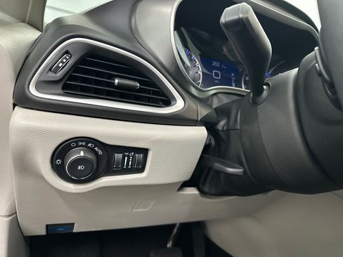 Used 2024 Chrysler Pacifica Touring-L image 34