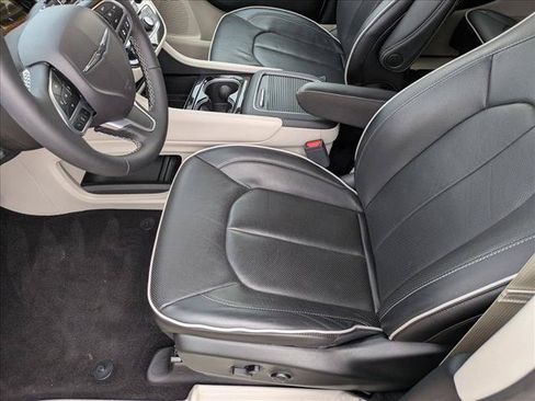 Used 2024 Chrysler Pacifica Limited FWD image 16