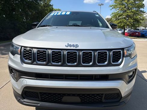Used 2024 Jeep Compass Latitude AWD/4WD image 8