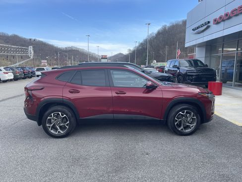 Used 2025 Chevrolet Trax LT w/ LT Convenience Package FWD image 3