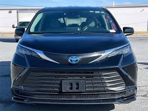 Used 2024 Toyota Sienna LE image 4