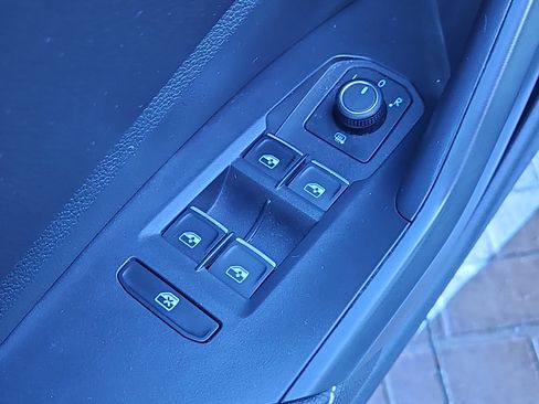 Certified 2023 Volkswagen Jetta SE w/ Panoramic Sunroof Package image 18