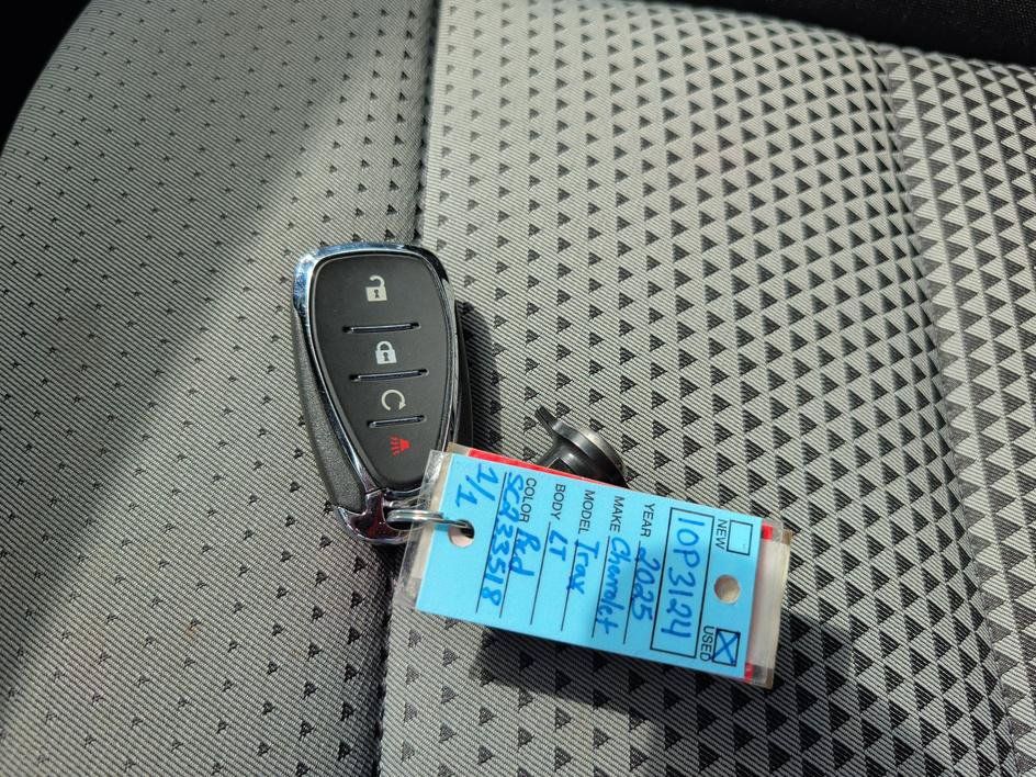 Used 2025 Chevrolet Trax LT w/ LT Convenience Package FWD image 30