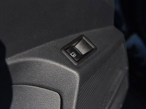 Used 2023 Volkswagen Taos SE w/ Panoramic Sunroof Package image 9