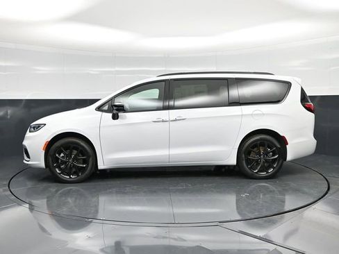 New 2026 Chrysler Pacifica Select w/ S Appearance Package image 5