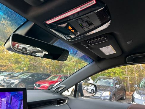 Used 2023 Toyota Venza XLE image 17