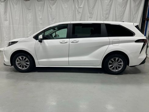 Used 2025 Toyota Sienna LE FWD image 4
