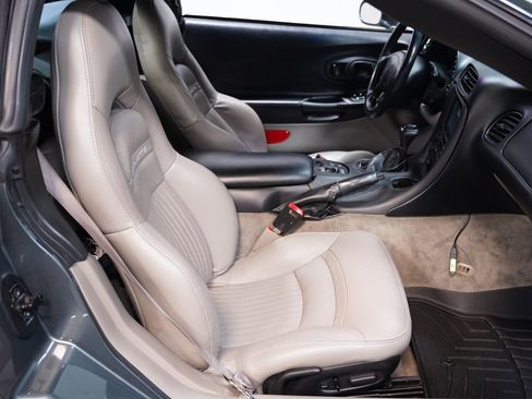 Used 2004 Chevrolet Corvette Convertible w/ Preferred Equipment Group RWD image 37