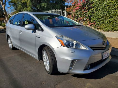 Used 2012 Toyota Prius V Five FWD image 2