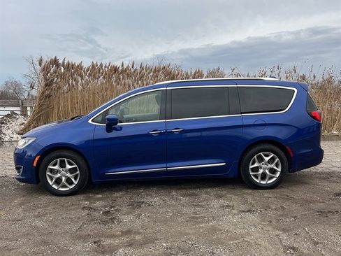 Used 2019 Chrysler Pacifica Touring-L Plus image 1