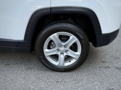 Used 2023 Jeep Compass Latitude w/ Convenience Group AWD/4WD image 16