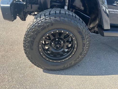 Used 2017 Jeep Wrangler Unlimited Sahara w/ Connectivity Group AWD/4WD image 37