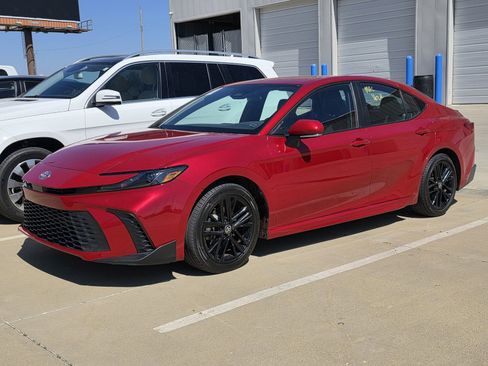 Used 2025 Toyota Camry SE image 4