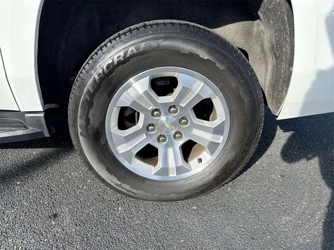 Used 2019 Chevrolet Suburban LT image 27