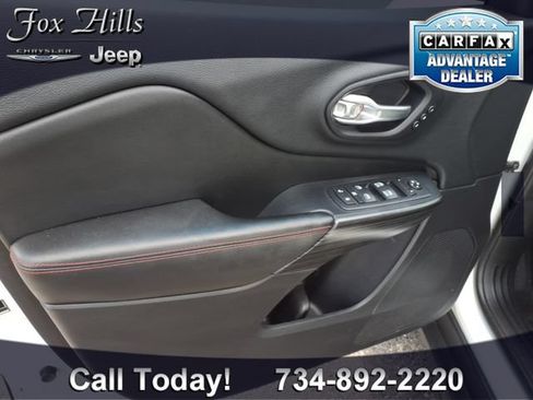 Used 2016 Jeep Cherokee Trailhawk w/ Comfort/Convenience Group AWD/4WD image 13