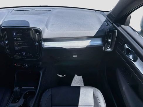 Used 2020 Volvo XC40 T5 Momentum w/ Protection Package Premier AWD/4WD image 18
