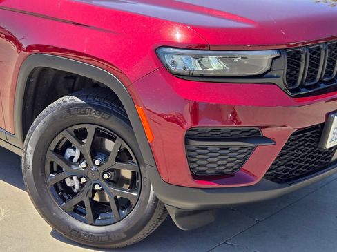 Used 2025 Jeep Grand Cherokee Altitude AWD/4WD image 6