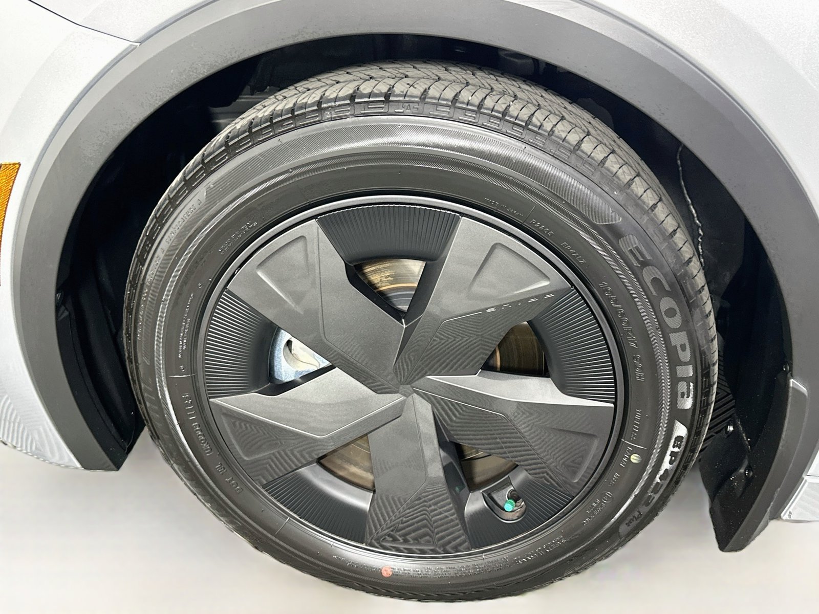 Certified 2025 Toyota Prius LE AWD/4WD image 29