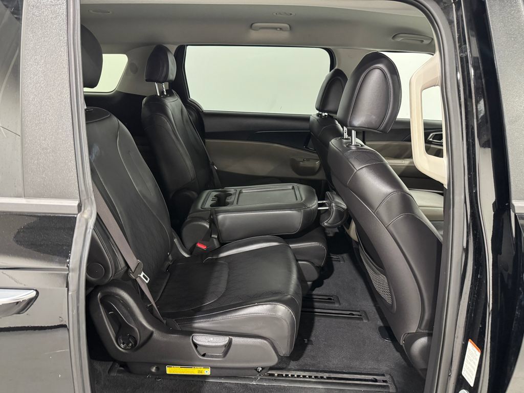 Used 2025 Kia Carnival FWD image 24