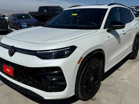 Certified 2025 Volkswagen Tiguan SE R-Line AWD/4WD image 3