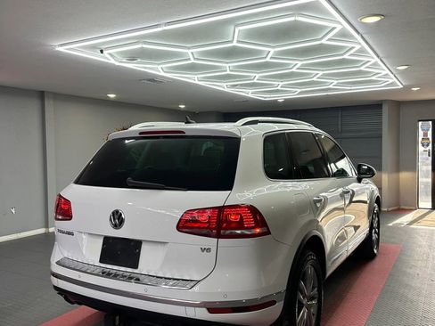 Used 2015 Volkswagen Touareg VR6 image 6