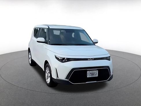 Used 2025 Kia Soul LX w/ LX Technology Package FWD image 3