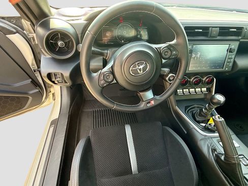 Used 2024 Toyota GR86 Premium image 11