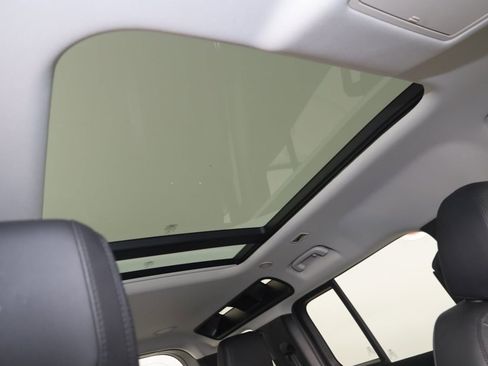 Used 2022 Land Rover Defender 110 SE image 11