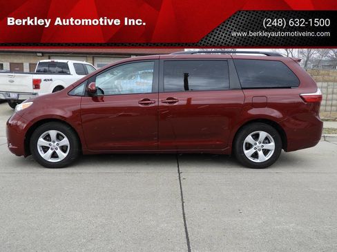 Used 2015 Toyota Sienna LE image 1